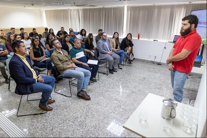 Aluno da UnB em apresentação de projetos
