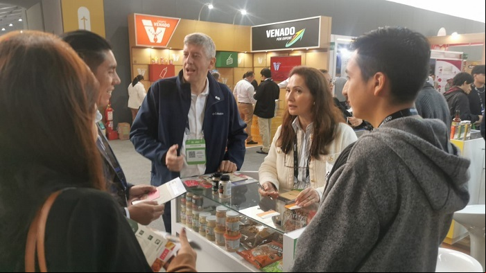 Produtores apresentam seus produtos para compradores peruanos