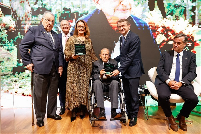 Homenagem ao pesquisador Eliseu Alves e Cirne Lima