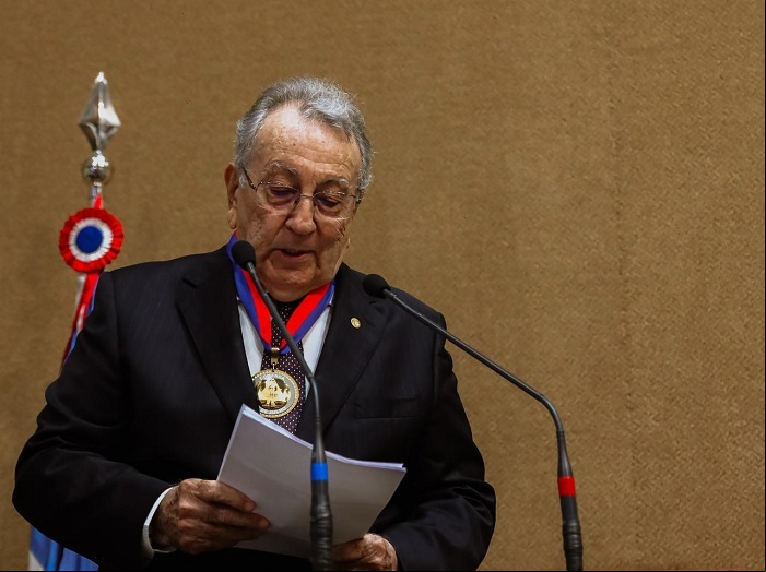 João Martins discursa durante homenagem