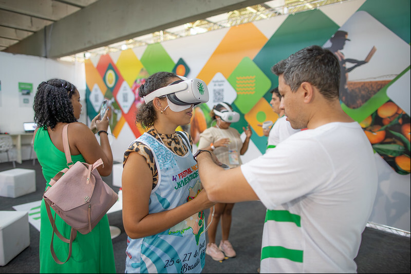 Visitantes conhecem portfólio do Senar em realidade virtual.