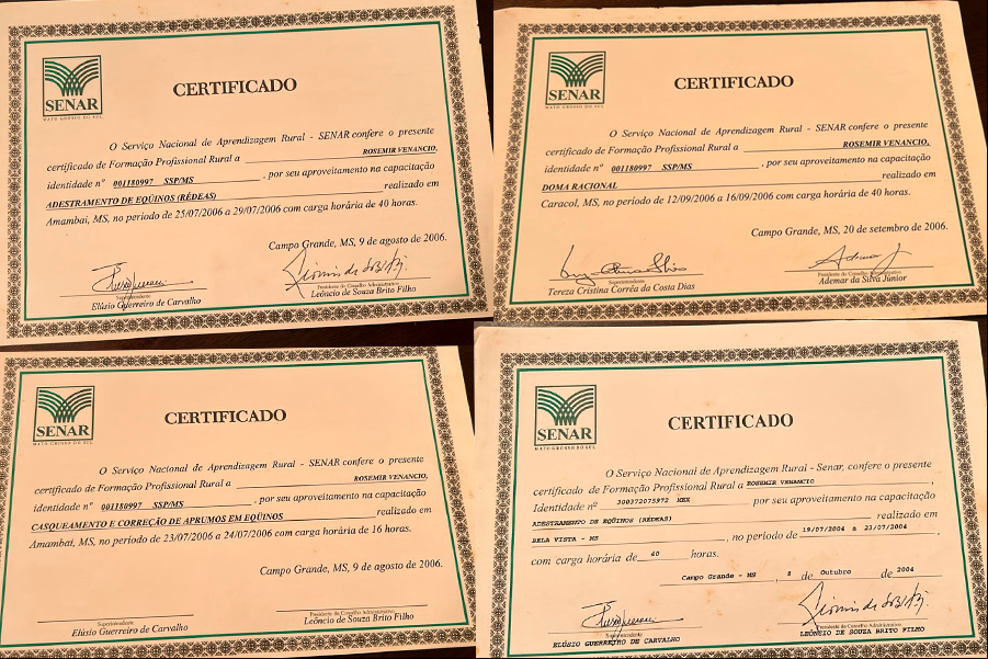 Venâncio guarda com carinho os certificados dos cursos que fez no Senar/MS (Arquivo pessoal)
