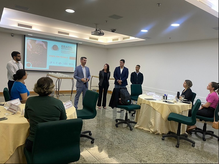 Diretor técnico da CNA, Bruno Lucchi, faz a abertura do júri técnico de cafés especiais