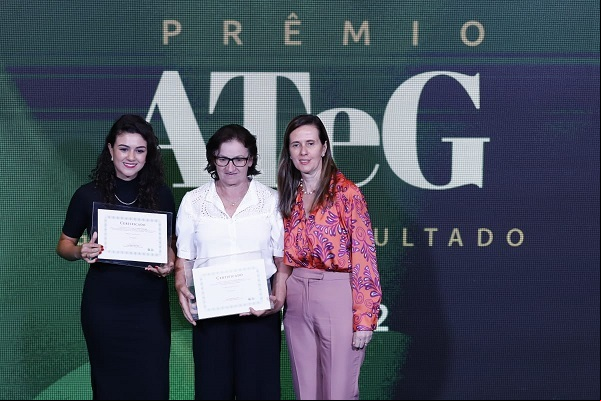 Andréa Barbosa entregue certificado à produtora de leite Idenilse Tartari. Andréa Barbosa entregue certificado à produtora de leite Idenilse Tartari.